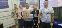 Бывший российский десантник Виталий Кочнев стал первым в мире параатлетом, проплывшим на силе рук 900 метров в ледяной воде Антарктиды