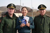 Герой России Чалым Чулдум-оол вручил первые паспорта юным жителям Тувы