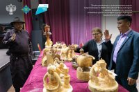 В Туве выявили самых талантливых мастеров по резьбе из дерева V Республиканского конкурса деревянной скульптуры