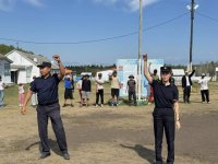 Полицейские Улуг-Хема познакомили детей в лагере с приемами самообороны