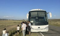 В Кызыле пассажирский автобус при уходе от столкновения съехал в кювет